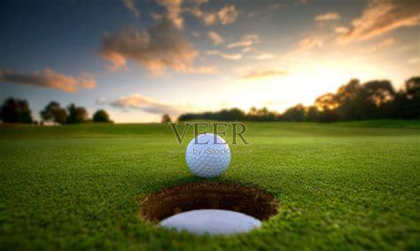 高尔夫有多少个球洞(打一场高尔夫球大概需要多少钱)