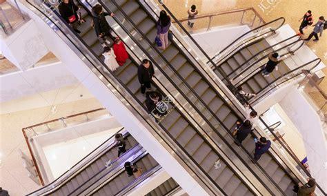 商场为什么喜欢使用自动扶梯(自动电梯自动扶梯在城市里的地铁站百货商场)